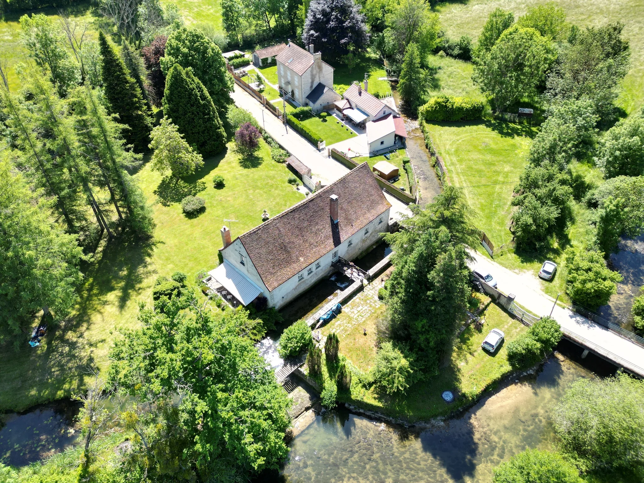 Le Moulin d'Esporves, son bief et ses ponts vus du ciel