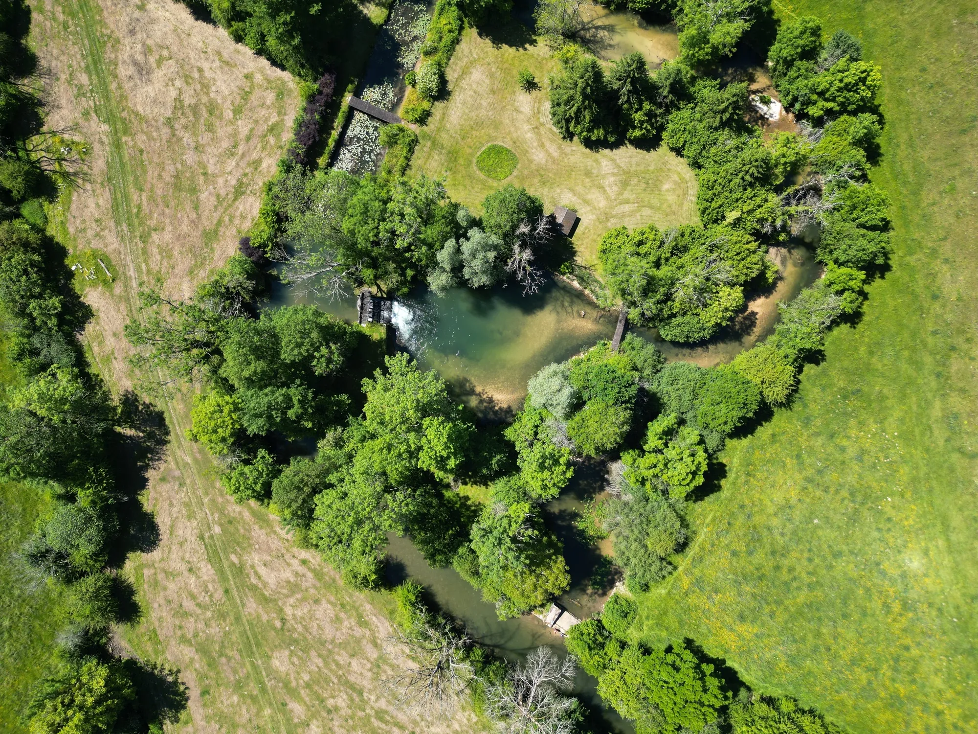 Ensemble du Moulin d'Esporves et de ses bras d'eau vu en hauteur